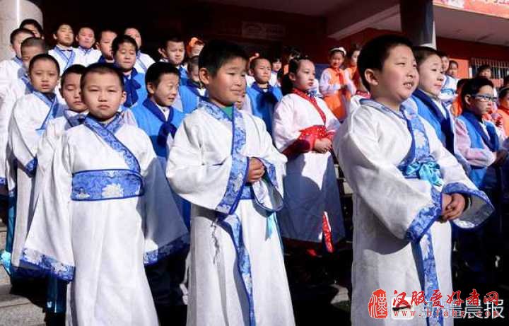 开学第一天 乌鲁木齐这所学校学生穿汉服诵经典