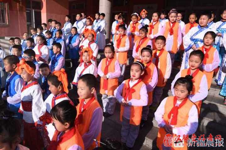 开学第一天 乌鲁木齐这所学校学生穿汉服诵经典