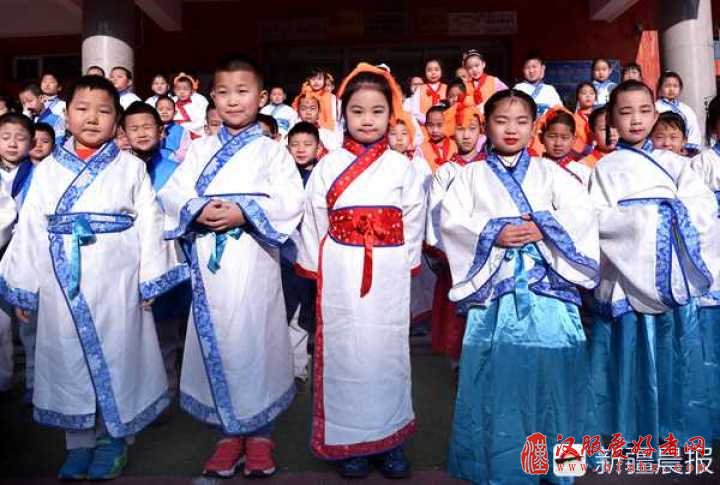开学第一天 乌鲁木齐这所学校学生穿汉服诵经典