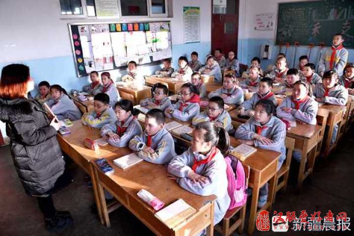 开学第一天 乌鲁木齐这所学校学生穿汉服诵经典