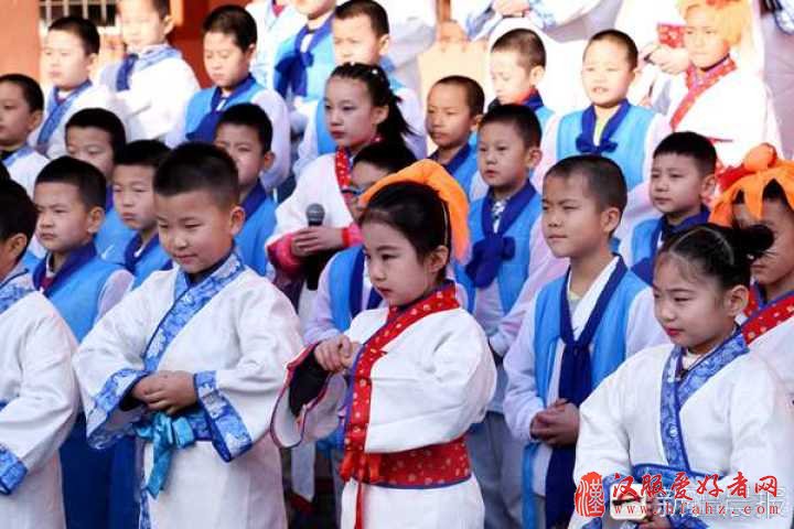 开学第一天 乌鲁木齐这所学校学生穿汉服诵经典