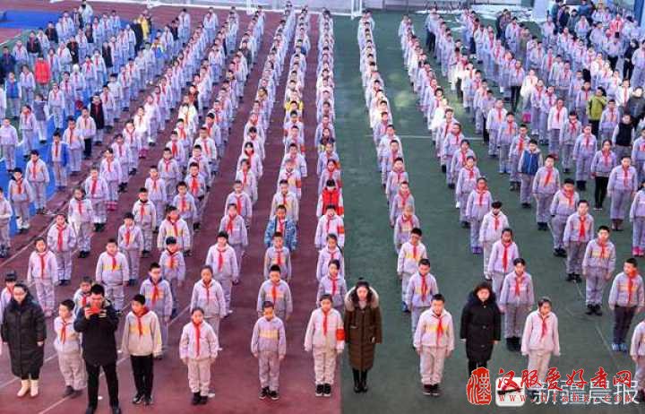 开学第一天 乌鲁木齐这所学校学生穿汉服诵经典