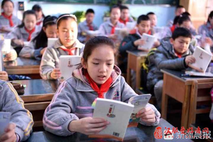 开学第一天 乌鲁木齐这所学校学生穿汉服诵经典