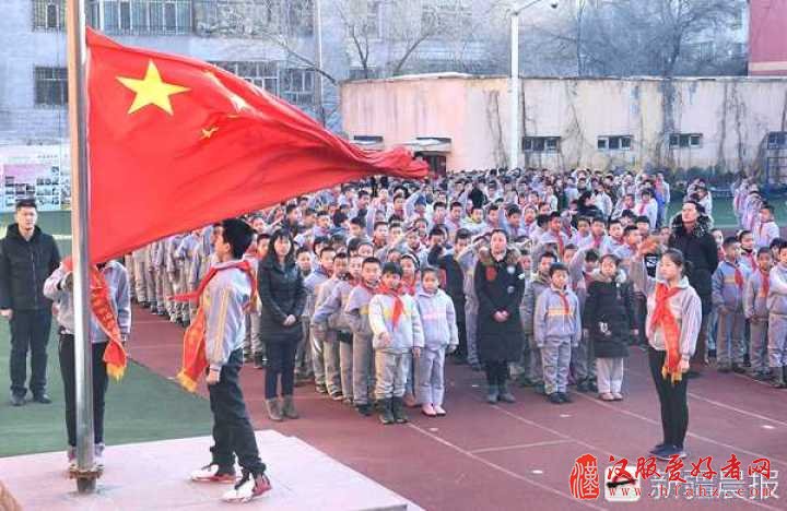 开学第一天 乌鲁木齐这所学校学生穿汉服诵经典