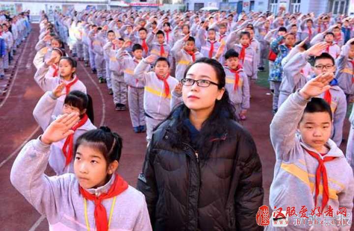 开学第一天 乌鲁木齐这所学校学生穿汉服诵经典
