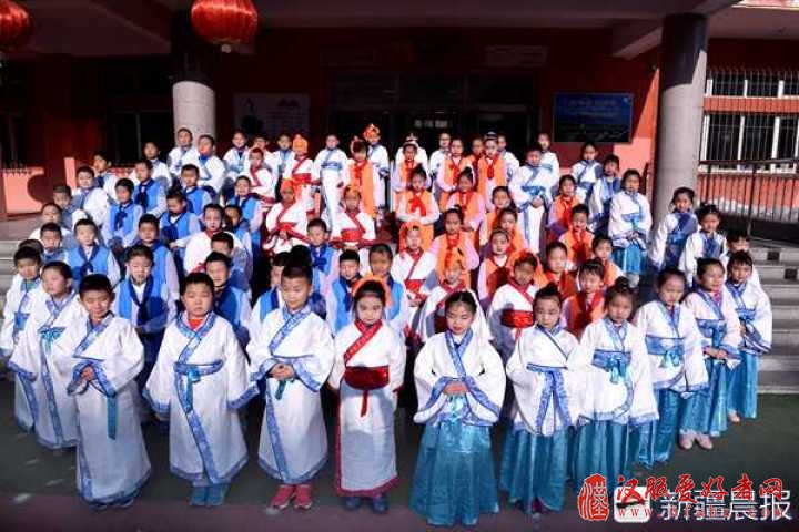 开学第一天 乌鲁木齐这所学校学生穿汉服诵经典