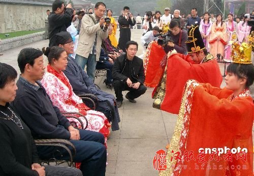 西安举办汉服集体婚礼 引领传统回归潮（组图）