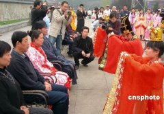 西安举办汉服集体婚礼 引领传统回归潮（组图）