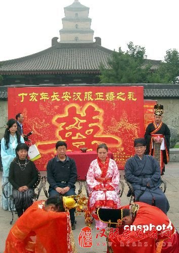 西安举办汉服集体婚礼 引领传统回归潮（组图）