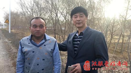▲医生谭秦东（左）与代理律师胡定锋合影。