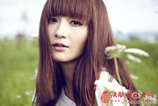 姚笛的现代装就更漂亮了。
