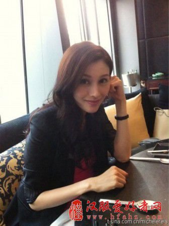 李嘉欣的现代装就不用说了,标准身材、标志脸蛋,完全是女生的理想女人,感觉披上一张床单都照样美得不像话。