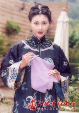 李嘉欣的古装摸样现在很少看到了,袅娜身姿,明艳动人。