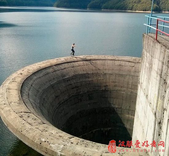 高能PS达人 普通照片一秒变身电影海报