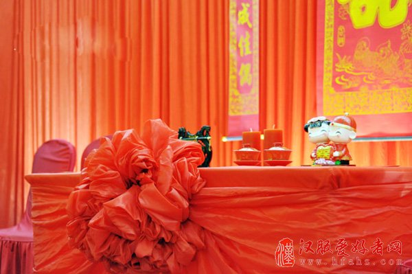 中式婚庆仪式台上的红色绸缎花，喜气洋洋