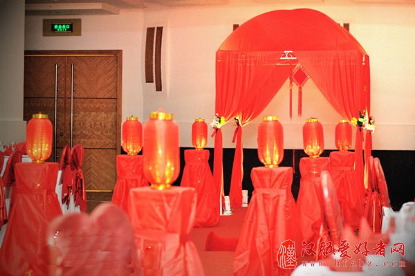 中式婚宴酒店红色T台和灯笼路引布置