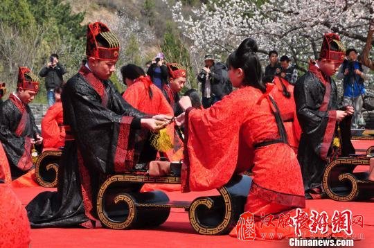 21对新人金山岭长城演绎汉代传统婚礼（图）