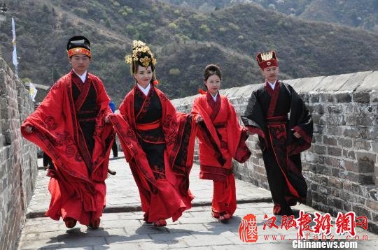 21对新人金山岭长城演绎汉代传统婚礼（图）