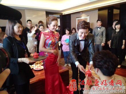 高梓淇蔡琳太原举办中式婚礼 蔡琳喜庆礼服美艳动人(图)