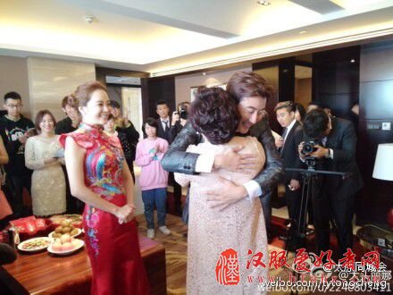 高梓淇蔡琳太原举办中式婚礼 蔡琳喜庆礼服美艳动人(图)