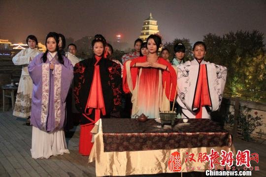 中外青年携手同祭月 汉服“派对”西安玩穿越