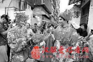 中秋小长假期间举办的这场跨国婚礼显得十分热闹