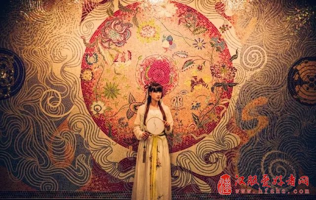 带着中国千年的汉服环游世界 她惊艳了岁月