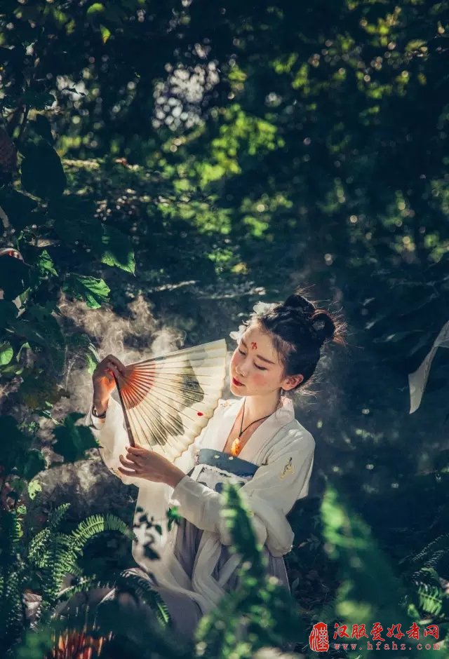 带着中国千年的汉服环游世界 她惊艳了岁月
