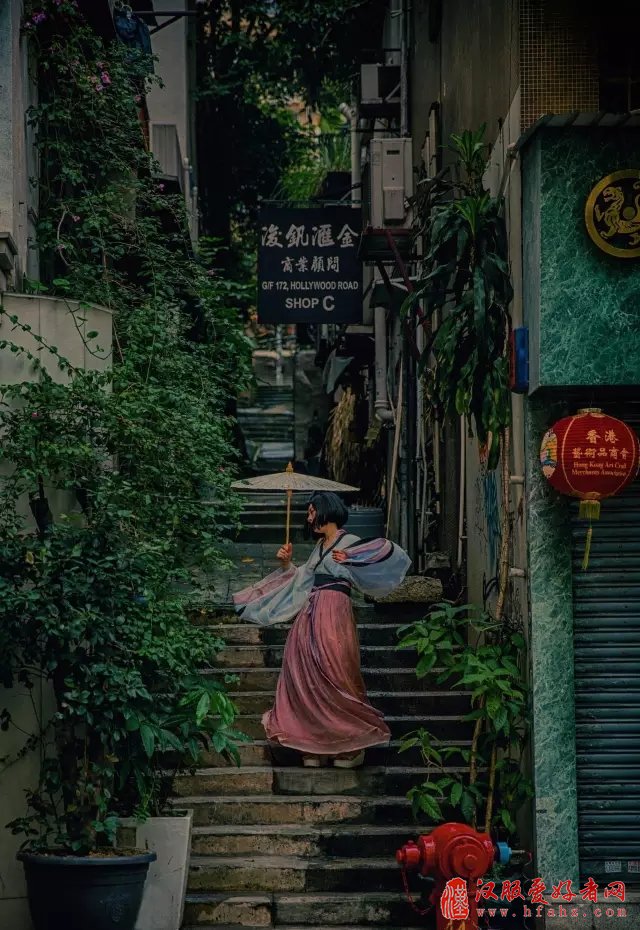 带着中国千年的汉服环游世界 她惊艳了岁月