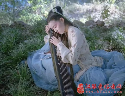 带着中国千年的汉服环游世界 她惊艳了岁月