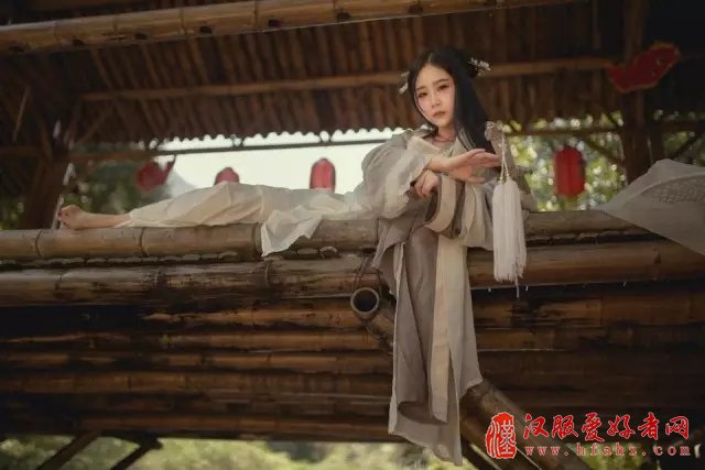 带着中国千年的汉服环游世界 她惊艳了岁月