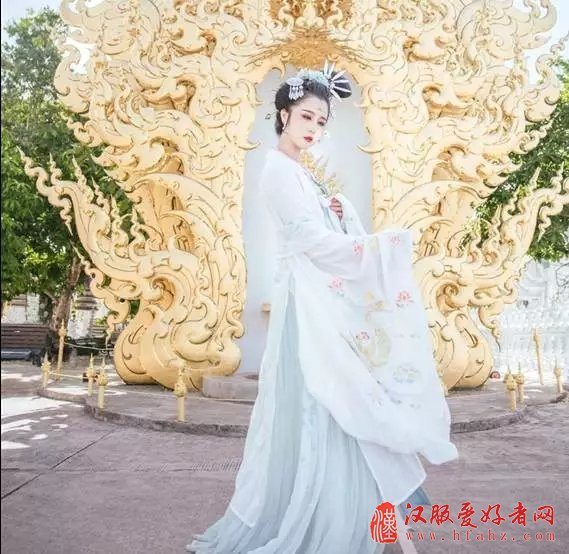 带着中国千年的汉服环游世界 她惊艳了岁月