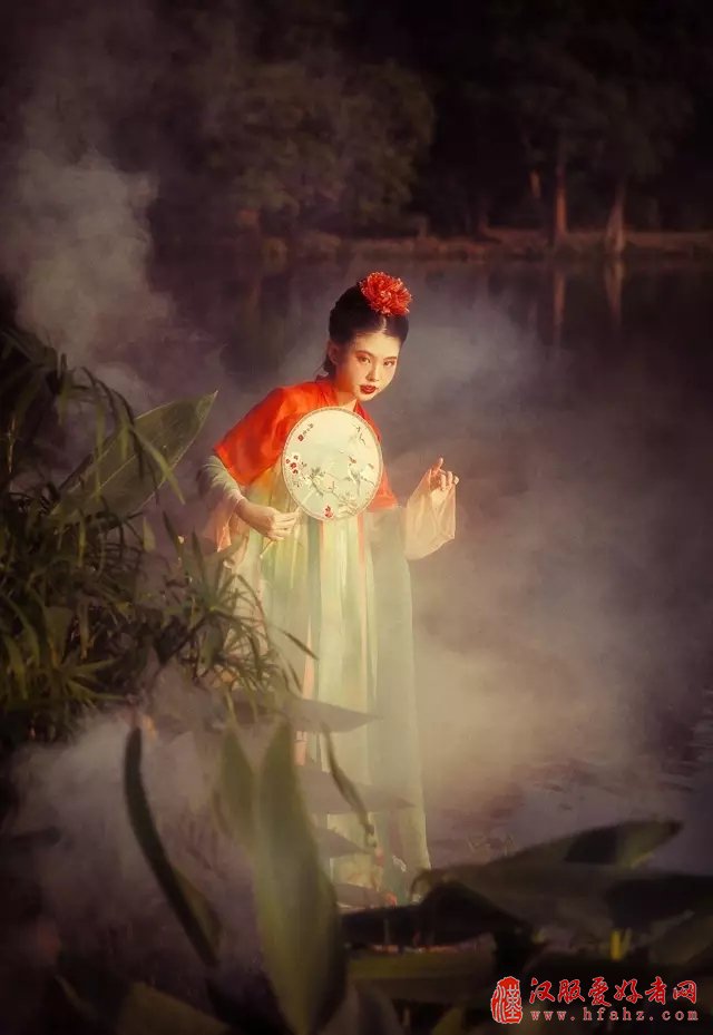 带着中国千年的汉服环游世界 她惊艳了岁月