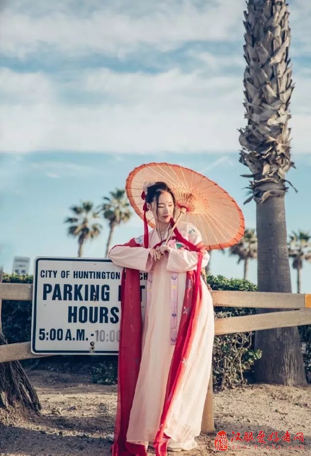 带着中国千年的汉服环游世界 她惊艳了岁月