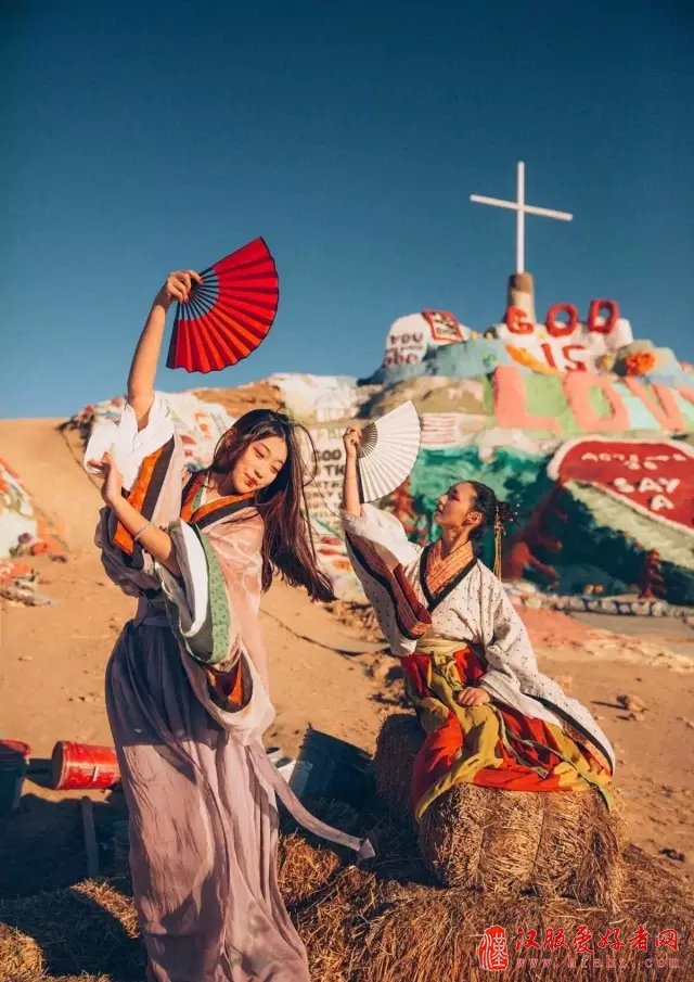 带着中国千年的汉服环游世界 她惊艳了岁月