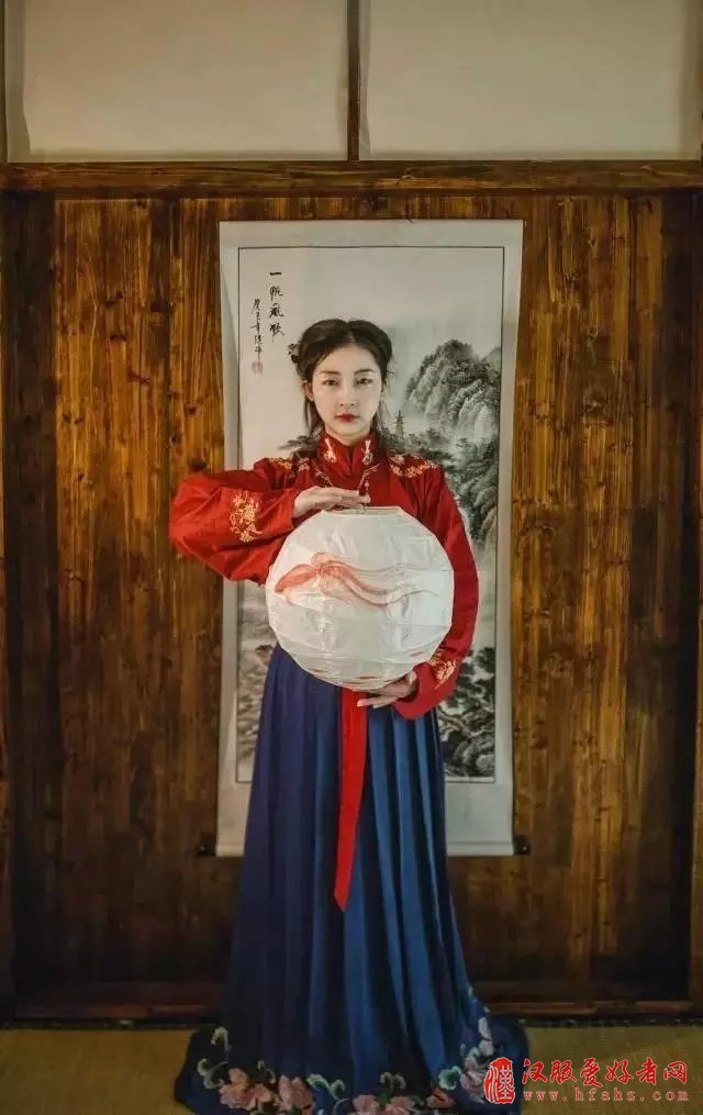 带着中国千年的汉服环游世界 她惊艳了岁月