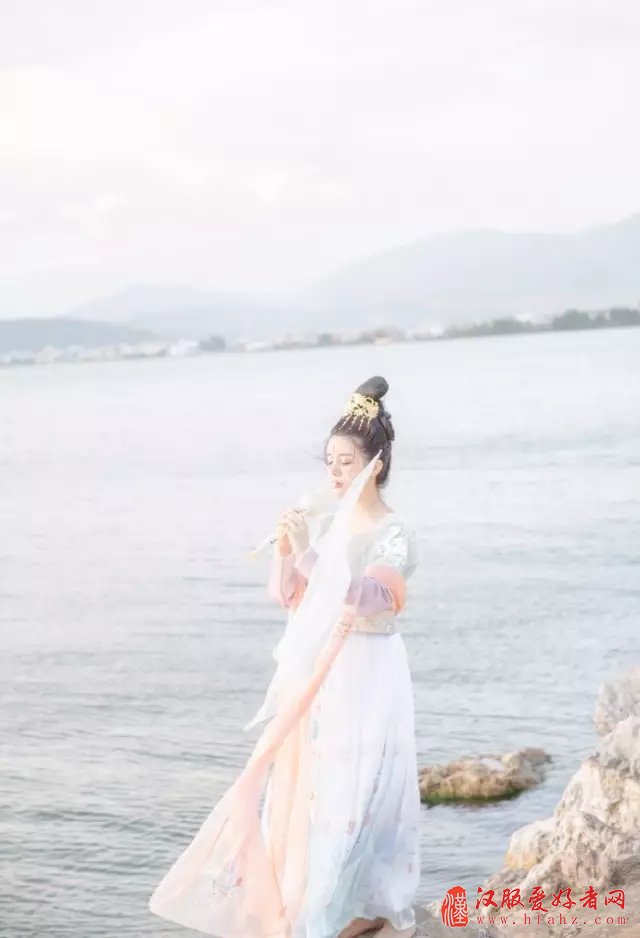 带着中国千年的汉服环游世界 她惊艳了岁月