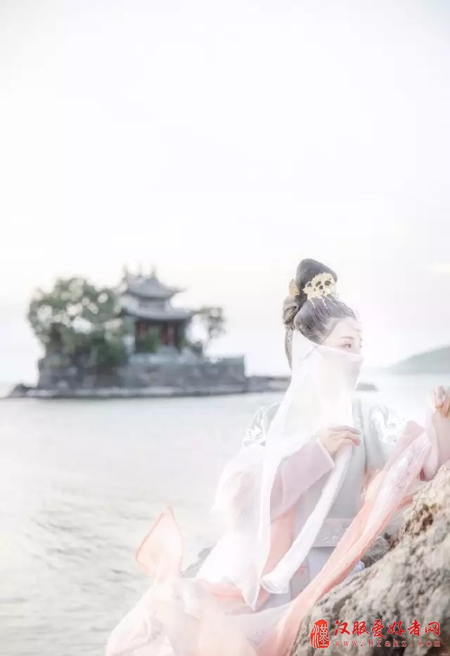 带着中国千年的汉服环游世界 她惊艳了岁月