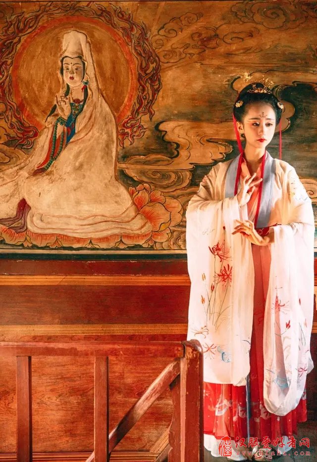 带着中国千年的汉服环游世界 她惊艳了岁月