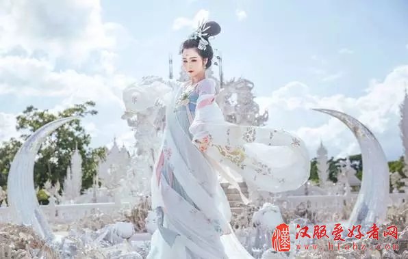 带着中国千年的汉服环游世界 她惊艳了岁月