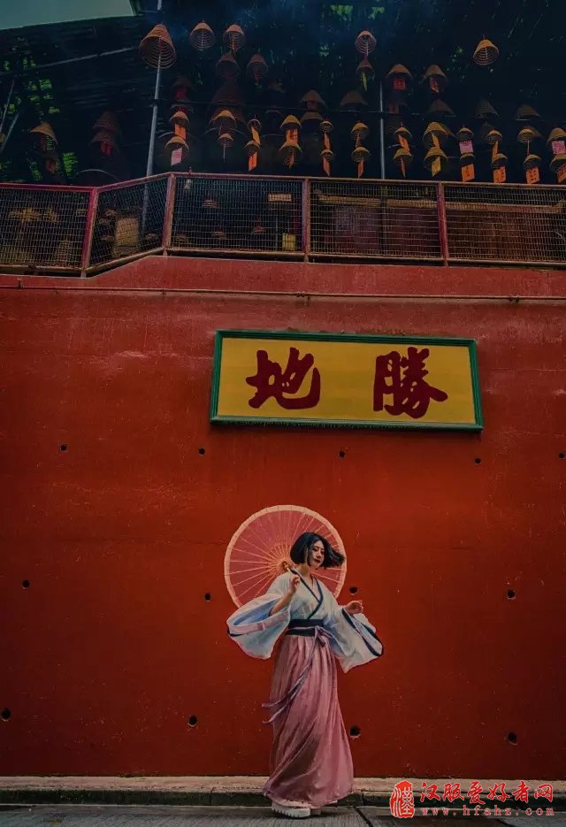 带着中国千年的汉服环游世界 她惊艳了岁月