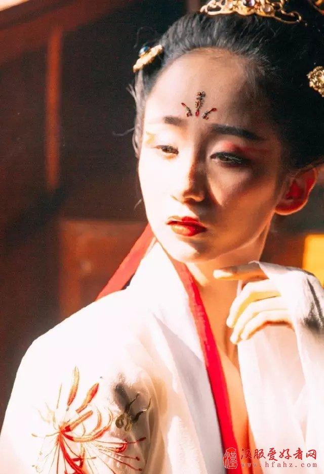 带着中国千年的汉服环游世界 她惊艳了岁月