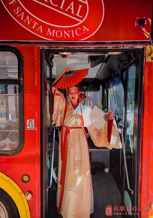 带着中国千年的汉服环游世界 她惊艳了岁月