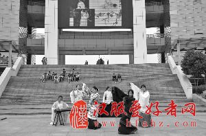 汉服社成员在校园里展示汉文化