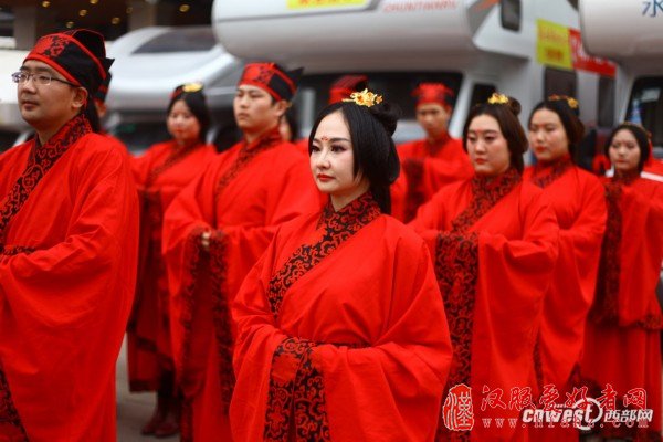 八对新人情人节体验汉服婚礼