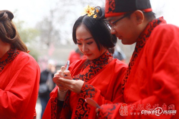 八对新人情人节体验汉服婚礼