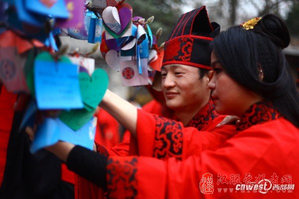 八对新人情人节体验汉服婚礼