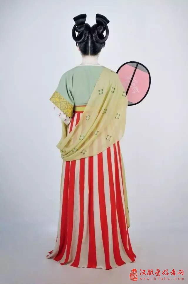 裙色一般比上衣鲜艳,其中老年妇女和农村女子多穿深色素裙