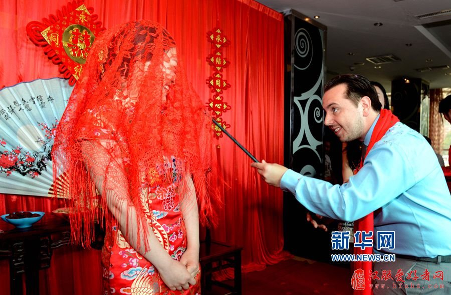美国小伙用中式婚礼迎娶河南新娘