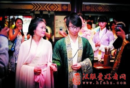 今年中秋节，絮儿和流韵用周制订婚仪式订婚。